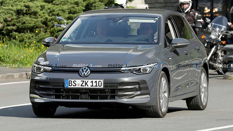 Обновленный Volkswagen Golf восьмого поколения впервые показали без камуфляжа. У него огромный телевизор на передней панели